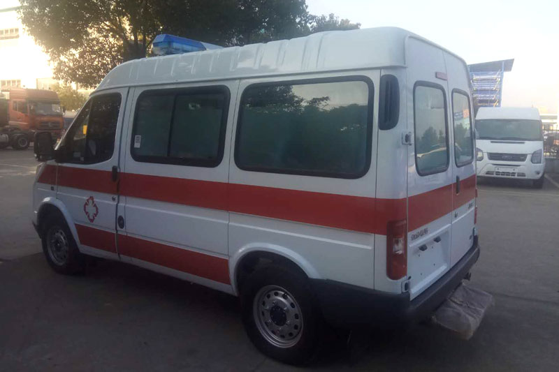 特順短軸柴油救護(hù)車