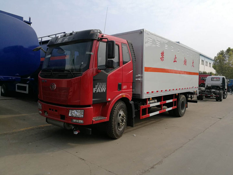 解放6.2米(10.4噸)雜項危險品廂式車